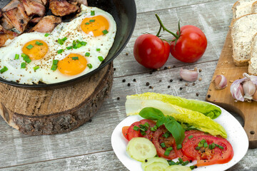 jajka sadzone na boczku, jajka, salada, jedzenie, jarzyna, posiłek, pomidor, płyta, zdrowa, swiezy, dania, sałata, lunch, zieleń, dieta, jarzyna, gotowanie, pomidor, przepyszny, delikatesowy, śniadani © yanek