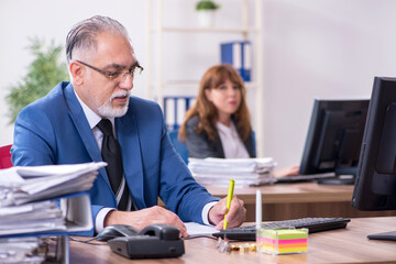 Obraz premium Dwóch pracowników pracujących w biurze