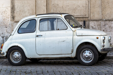 Ancienne voiture italienne garée dans une rue de Rome