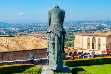 La statua del cavaliere penitente sul prato della Basilica di San Francesco ad Assisi, Umbria,...