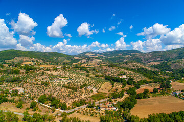 Fototapeta na wymiar Panorama intorno all'antico borgo di Assisi, Umbria, Italia, visto dalla Rocca MAggiore dell'Ambornoz,