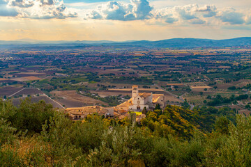 Fototapeta na wymiar Panorama della spianata di Spoleto con la Basilica si San Francesco Ad Assisi, Umbria, Italia, vista dalla Rocca Maggiore dell'Albornoz