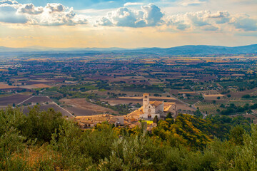 Panorama della spianata di Spoleto con la Basilica si San Francesco Ad Assisi, Umbria, Italia, vista dalla Rocca Maggiore dell'Albornoz