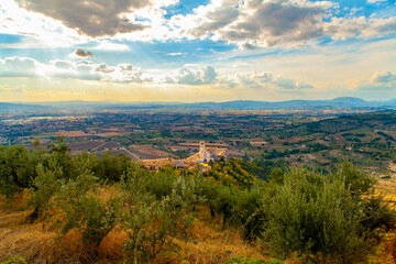Panorama della spianata di Spoleto con la Basilica si San Francesco Ad Assisi, Umbria, Italia, vista dalla Rocca Maggiore dell'Albornoz