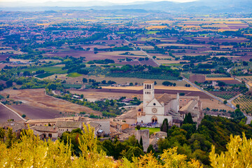 Panorama della spianata di Spoleto con la Basilica si San Francesco Ad Assisi, Umbria, Italia,...