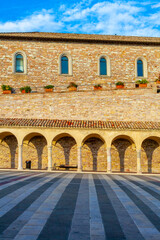 Fototapeta premium Scorcio della piazza della Basilica di San Francesco ad Assisi, umbria, Italia, con il porticato al tramonto