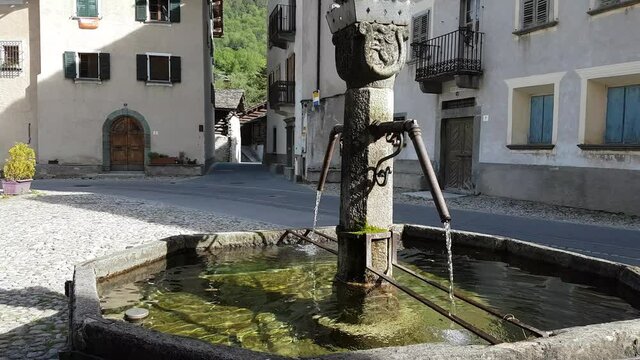 fontaine en pierre d'un village dans le canton des Grisons - Suisse 