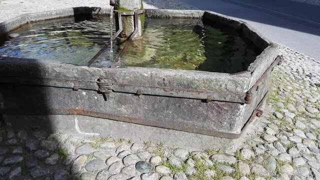 une fontaine typique dans le Val Bregaglia - Suisse