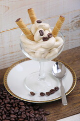 Mousse di caffè con cialde ripiene