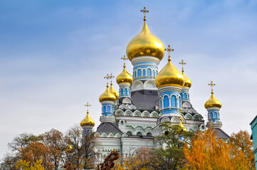 Fototapeta na wymiar Golden domes of orthodox church in Kyiv.