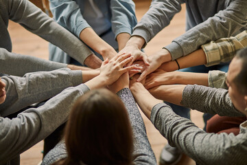 Obraz premium people gathered together to fight with their own problem, they solve problem as one team or family, fight with alcoholism