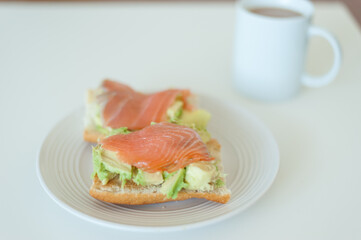 Tostadas de salmón ahumado y aguacate