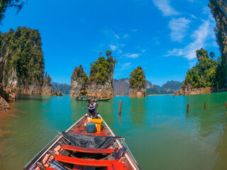 Fototapeta na wymiar Boating between rock formations in Khao Sok Lake