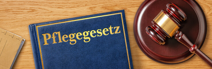 Richterhammer mit Gesetzbuch - Pflegegesetz