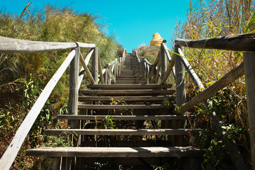 Escaleras de madera que conducen a la playa desde un pequeño acantilado