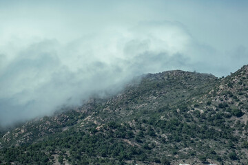 Montañas con nubes bajas