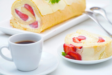 Rolada z bitą śmietaną i truskawkami