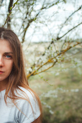 Naklejka premium young sexy girl walks in nature
