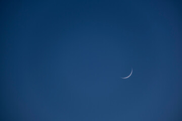 Obraz na płótnie Canvas Cielo azul oscuro con luna creciente