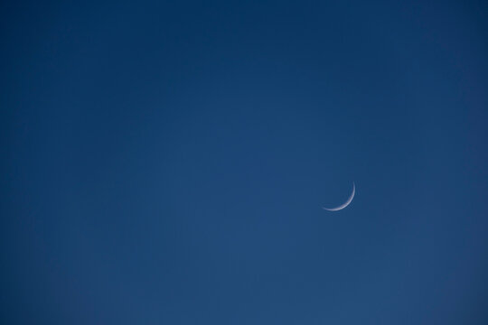 Cielo azul oscuro con luna creciente