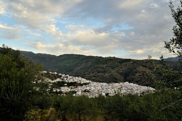 pueblo de Cartajima entre montañas y bosques Málaga Andalucía España 