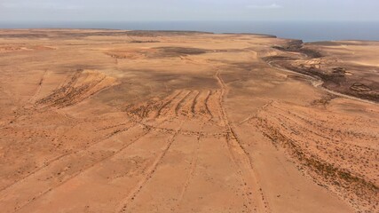 Strolling allong desert trails where the horizon meets the sea and mountains