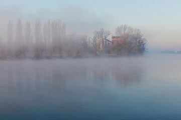 la nebbia mattutina sul fiume avvolge il paesaggio