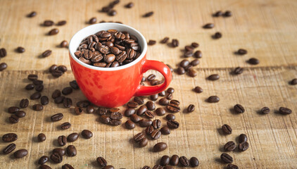 Fototapeta na wymiar A cup full of coffee beans on a wooden mangocoffee table