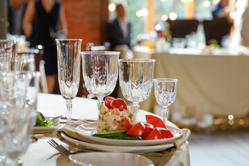 Table setting, glasses on table in restaurant 