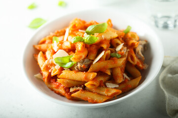 Pasta with chicken, tomato and fresh basil