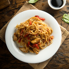 Rice noodles with chicken and pepper