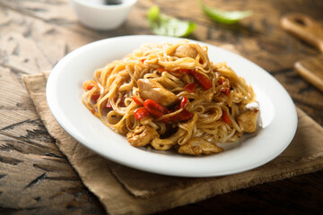 Rice noodles with chicken and pepper