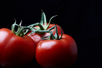 pomodori su sfondo nero
