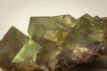 primer plano de cristales cúbicos de fluorita verde