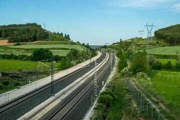 Fototapeta na wymiar Vías de trenes atravesando un paisaje primaveral.