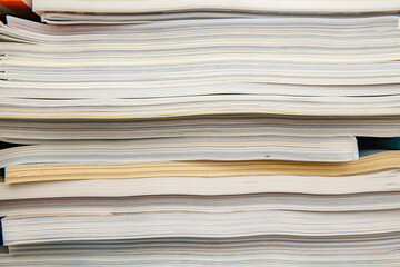 積み重ねられた沢山の古い本