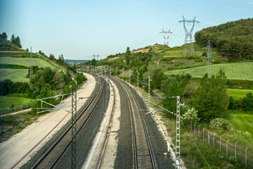 Obraz na płótnie Canvas Vías de trenes atravesando un paisaje primaveral.