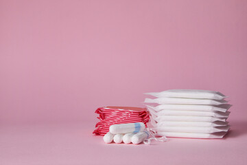 stack of menstrual sanitary cotton pads and tampon on pink background. Feminine hygiene products. copy space. - obrazy, fototapety, plakaty