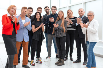 Obraz premium Smiling business people applauding a good presentation