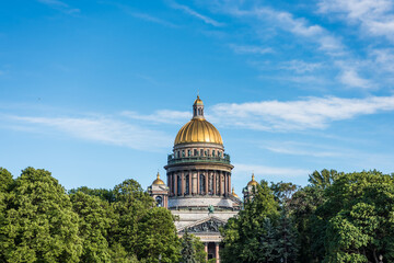 Fototapeta premium Saint Isaac’s Cathedral (or Isaakievskiy Sobor), one of the most important neoclassical monuments of Russian architecture,near Nevsky Avenue and the Hermitage Museum in Saint Petersburg, Russia.