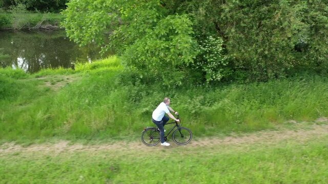 Mittelalter Mann f&auml;hrt mit dem Fahrrad durch die Natur
