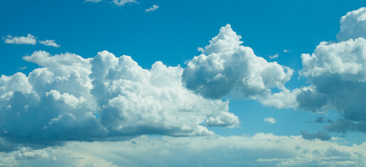 Blue sky background with white clouds. horizont panorama