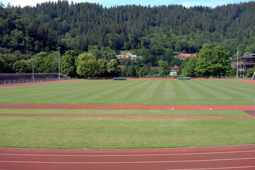 Sportstadion ist aufgrund von Corona leer, Menschen in Isolation, k&ouml;nnen sich nicht gesund halten.