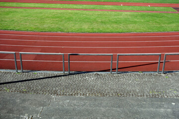 Leeres Sportstadion aufgrund Corona ohne Sporter, die in ihrer Freizeit Sport treiben