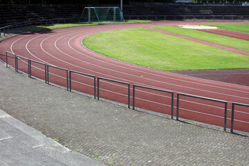 Menschenleeres Sportstadion aufgrund Ausgangssperre durch Corona. Menschen k&ouml;nnen kein Sport treiben wegen Verboten
