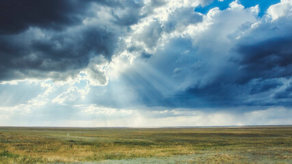 Obraz premium clouds in the sky before a thunderstorm with sunbeams