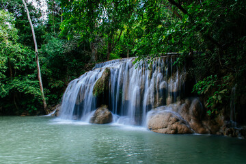 Fototapeta na wymiar beautiful waterfall in the forest.