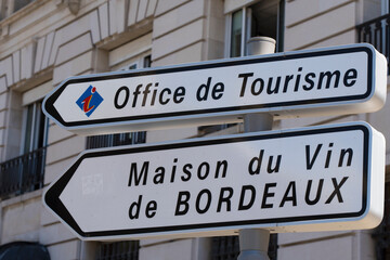 panneaux d'information pour touristes au centre-ville de bordeaux, france