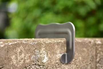 万力とブロック塀