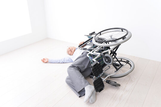 車椅子から転倒した高齢の男性